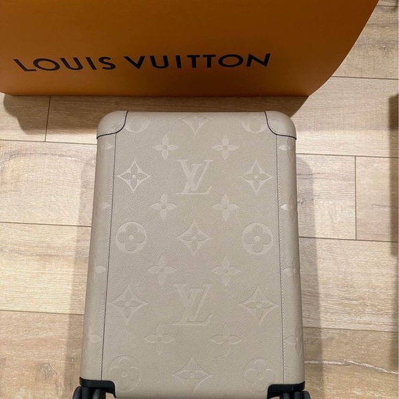 Beautiful suitcase excellent condition and ha little scattered - Picture 3 of 14